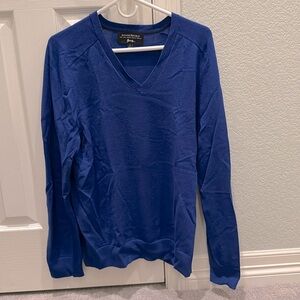 Men’s v-neck sweater